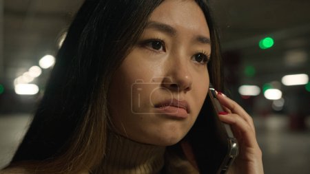 Foto de Molesto triste chica decepcionada asiático chino mujer japonesa mujer de negocios en subterráneo llamada de estacionamiento teléfono móvil hablar teléfono inteligente problema frustrado femenino hablar resolver problema fracaso emoción negativa - Imagen libre de derechos
