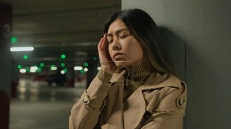 Foto de Estresado ansioso triste molesto asiático mujer chica chino coreano japonés hembra dama solo solitario en coche aparcamiento difícil negativo pensamientos pelea deprimido sufrir estrés fatiga psicológico problema - Imagen libre de derechos