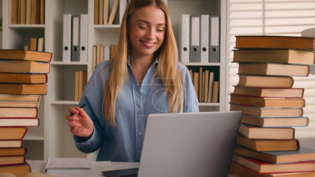 Kaukasische Studentin glücklich lächelnd Mädchen Frau studieren mit Laptop und Bücher Hausaufgaben lernen Online-Wissen Vorbereitung für die Prüfung Studie in der Bibliothek cram SAT Test Bücherwurm Forschung Geschichte Vorbereitungskurs