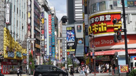 Foto de Godzilla Road with a Statue of Godzilla Head in Shinjuku. Tokio, Japón. - Imagen libre de derechos