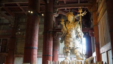 Foto de Estatua de Bishamonten en el templo de Todaiji en Nara, Japón. - Imagen libre de derechos