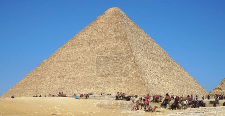 Téléchargez les photos : Grande pyramide de Gizeh. Le tombeau du pharaon Khufu (Cheops). Le Caire, Égypte - 1 février 2024. - en image libre de droit