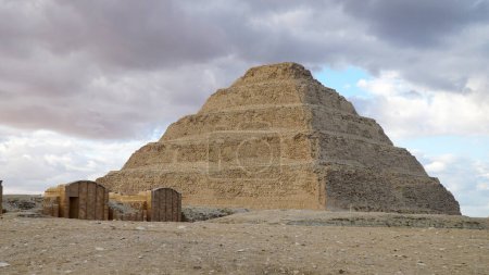 La pirámide escalonada del rey Djoser (Djeser o Zoser) en El Cairo, Egipto.