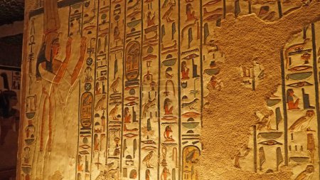 The Tomb of Queen Nefertari in Valley of the Queens, Luxor. Jeroglíficos egipcios.