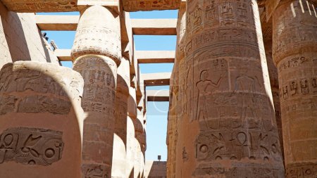 Téléchargez les photos : Le temple de Karnak, Louxor, Égypte. Grande salle hypostyle avec hiéroglyphes sur le pilier. - en image libre de droit