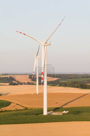 Téléchargez les photos : Éolienne en Pologne sur le terrain - en image libre de droit