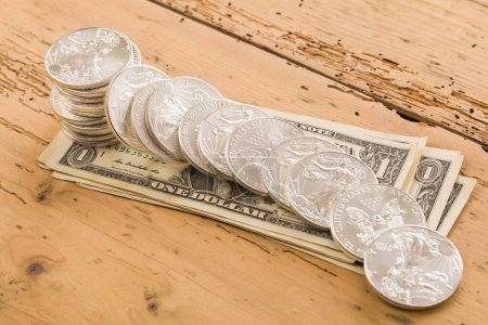 Téléchargez les photos : Papier dollar et argent sur la table - en image libre de droit