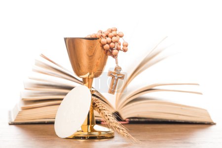 Téléchargez les photos : Calice de communion sur la table - en image libre de droit