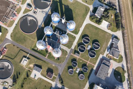Téléchargez les photos : Vue aérienne de l'usine de traitement des eaux usées en Pologne Wroclaw - en image libre de droit