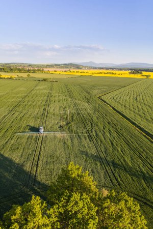 Téléchargez les photos : Vue aérienne des champs de récolte près de la ville de Nysa en Pologne - en image libre de droit