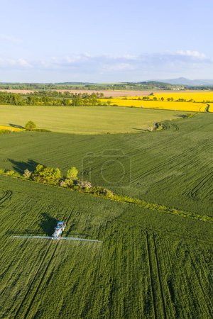 Téléchargez les photos : Vue aérienne des champs de récolte près de la ville de Nysa en Pologne - en image libre de droit
