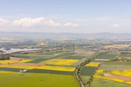 Foto de Vista aérea de los campos de cosecha y aviones que vuelan cerca de la ciudad de Nysa en Polonia - Imagen libre de derechos