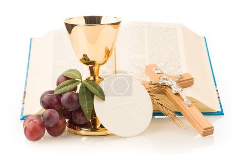Téléchargez les photos : Calice de communion sur la table - en image libre de droit