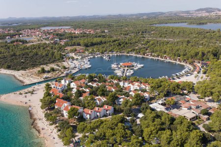 Téléchargez les photos : Vue aérienne du littoral croate près de la ville de Sibenik. - en image libre de droit