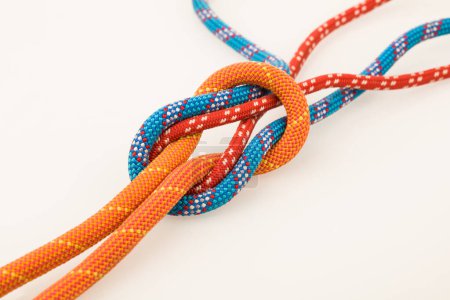 Téléchargez les photos : Noeud de corde coloré isolé sur fond blanc - en image libre de droit