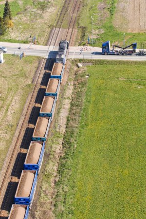 Téléchargez les photos : Vue aérienne du train ferroviaire en Pologne, - en image libre de droit