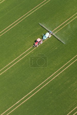 Téléchargez les photos : Vue aérienne du tracteur sur les champs de récolte en Pologne, - en image libre de droit