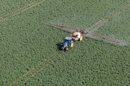 Foto de Vista aérea del tractor sobre los campos de cosecha en Polonia, - Imagen libre de derechos