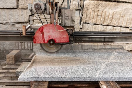 Foto de Saw used to cut pieces of granite - Imagen libre de derechos