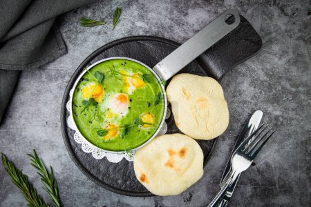 Foto de Sopa de brócoli verde con huevo y hierbas - Imagen libre de derechos