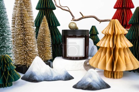 tarro oscuro con tapa en el fondo de las decoraciones de Navidad