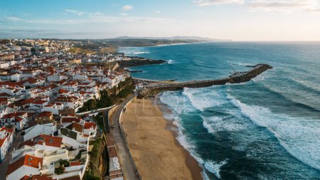 Foto de Vista aérea del dron de Ericeria, Portugal en la costa con olas que se estrellan. Considerada la capital del surf de Europa - Imagen libre de derechos