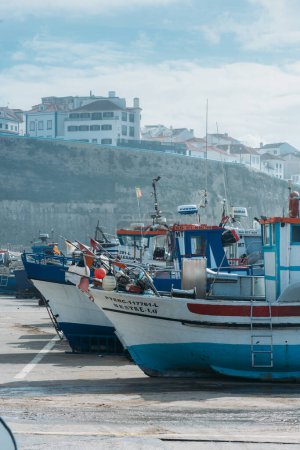 Foto de Ericeira, Portugal - 1 de noviembre de 2022: Coloridos barcos de pesca tradicionales en el puerto pesquero del pueblo de Ericeira - Imagen libre de derechos