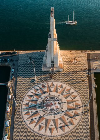 Foto de Lisboa, Portugal - 11 de noviembre de 2022: Vista aérea de Padrao dos Descobrimentos, un monumento de hormigón a los exploradores marítimos con un pequeño muelle a lo largo del río Tajo, Lisboa, Portugal. - Imagen libre de derechos