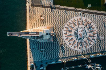 Foto de Vista aérea de Padrao dos Descobrimentos, un monumento de hormigón a los exploradores marítimos con un pequeño muelle a lo largo del río Tajo, Lisboa, Portugal. - Imagen libre de derechos