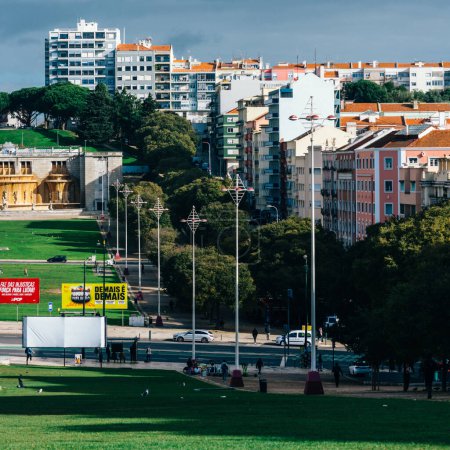 Foto de Lisboa, Portugal - 28 de noviembre de 2022: Gran campo de hierba en Alameda en Lisboa, Portugal - Imagen libre de derechos