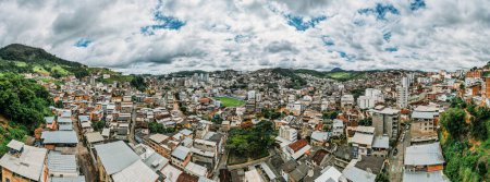 Foto de Vista panorámica del dron aéreo de Manhuacu en Minas Gerais, Brasil, famosa por las plantaciones de café - Imagen libre de derechos