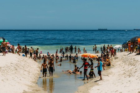 Téléchargez les photos : Rio de Janeiro, Brazil - January 25, 2023: People enjoy playing next to the water at a crowded Copacabana Beach in Rio de Janeiro, Brazil - en image libre de droit
