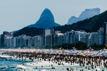 Foto de Rio de Janeiro, Brazil - January 15, 2023: Crowd of people at Leme and Copacabana beach on a hot summer day, Rio de Janeiro, Brazil - Imagen libre de derechos