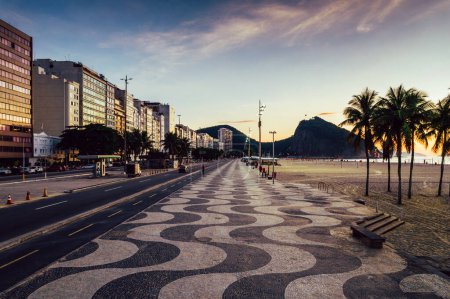 Téléchargez les photos : Empty wavy mosaic pattern of sidewalk in Leme, Copacabana, Rio de Janeiro, Brazil at sunrise - en image libre de droit