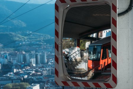 Foto de Bilbao, Vizcaya, País Vasco, España - 4 de abril de 2023: Vista de Bilbao desde el Ferrocarril Funicular de Bilbao Artxanda en la montaña Artxanda - Imagen libre de derechos