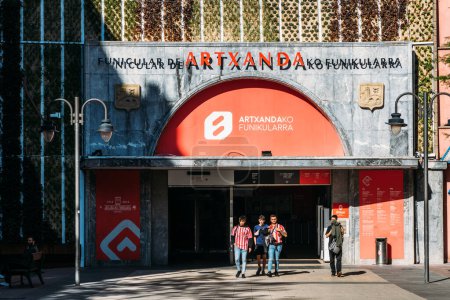 Foto de Bilbao, Vizcaya, País Vasco, España - 4 de abril de 2023: Entrada al Funicular de Bilbao Artxanda para tomar un teleférico a la montaña Artxanda - Imagen libre de derechos