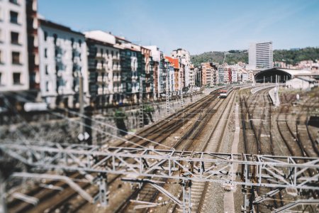 Téléchargez les photos : Vue de mise au point sélective d'un train arrivant à la gare de Bilbao Tration au Pays Basque, Espagne - en image libre de droit