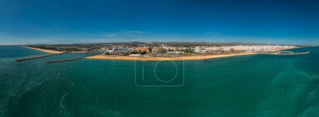 Téléchargez les photos : Vue panoramique des drones aériens des villes de Vilamoura et Quarteira sur la côte de l'Algarve, dans le sud du Portugal, par une journée ensoleillée - en image libre de droit