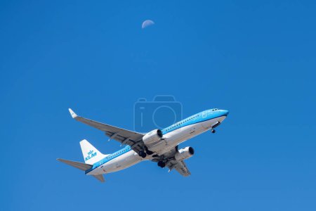 Foto de Lisboa, Portugal - 12 de julio de 2023: La compañía holandesa KLM con aviones Boeing 737-8K2 acercándose para aterrizar en el Aeropuerto Internacional de Lisboa contra el cielo azul - Imagen libre de derechos