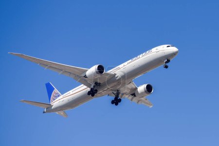 Foto de Lisboa, Portugal - 12 de julio de 2023: La compañía aérea estadounidense United con aviones Boeing 767-400 acercándose para aterrizar en el Aeropuerto Internacional de Lisboa contra el cielo azul - Imagen libre de derechos