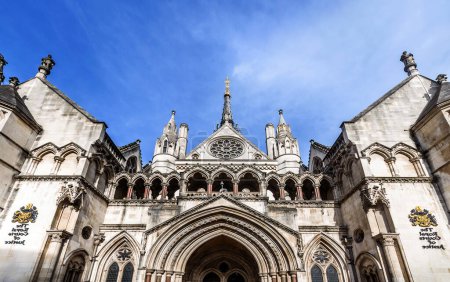 Foto de Entrada principal de estilo gótico victoriano al edificio público The Royal Courts of Justice en Londres, Reino Unido, inaugurado en 1882 - Imagen libre de derechos