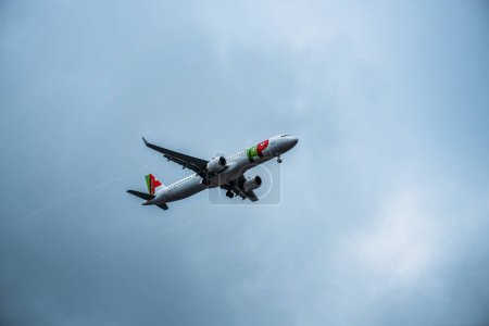 Foto de Lisboa, Portugal - 28 de julio de 2023: Vista de un avión a reacción TAP Air Portugal Airbus A321 acercándose a tierra - Imagen libre de derechos