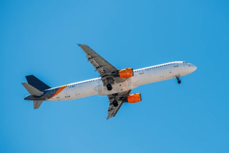 Foto de Lisboa, Portugal - 31 de julio de 2023: Compañía aérea Getjet Airlines con aviones Airbus A321-211 acercándose a aterrizar en el Aeropuerto Internacional de Lisboa contra el cielo azul - Imagen libre de derechos
