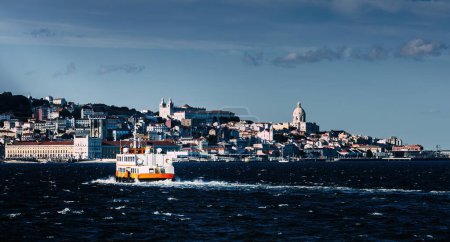 Foto de Horizonte de Lisboa con ferry desde Cacilhas en Almada, Portugal - Imagen libre de derechos