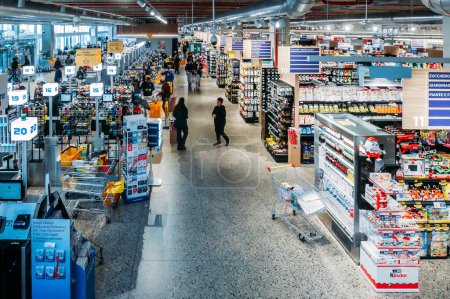 Téléchargez les photos : Gênes, Italie - 18 novembre 2023 : Vue grand angle de l'intérieur d'un supermarché Esselunga à Gênes, Italie - en image libre de droit