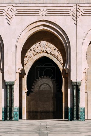 Foto de Casablanca, Marruecos - 23 de noviembre de 2023: Entrada bellamente decorada a la mezquita de Hasan II en Casablanca, Marruecos - Imagen libre de derechos