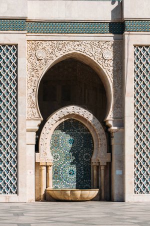 Foto de Casablanca, Marruecos - 23 de noviembre de 2023: Entrada bellamente decorada a la mezquita de Hasan II en Casablanca, Marruecos - Imagen libre de derechos