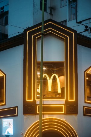 Foto de Río de Janeiro, Brasil - 29 de enero de 2024: Un letrero único del restaurante McDonalds brilla con luces doradas contra el cielo crepuscular, mostrando la marca icónica en un paisaje urbano - Imagen libre de derechos