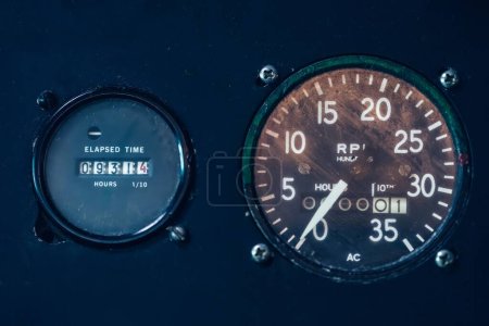 Nahaufnahme eines Tachos, der die Geschwindigkeitsanzeige, den Kilometerzähler und andere Zifferblätter und Anzeigen innerhalb eines Fahrzeugs zeigt. Die Tachonadel zeigt auf eine bestimmte Geschwindigkeitsmessung.