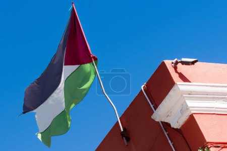 Palästinensische Flagge weht vor blauem Himmel